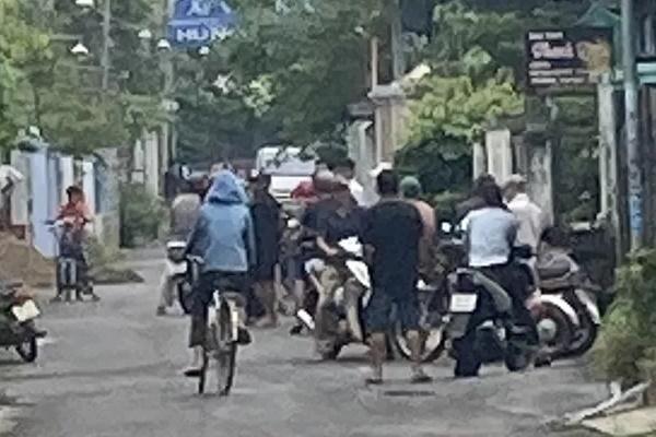 Bàng hoàng phát hiện người phụ nữ treo cổ chết trên hàng rào-1