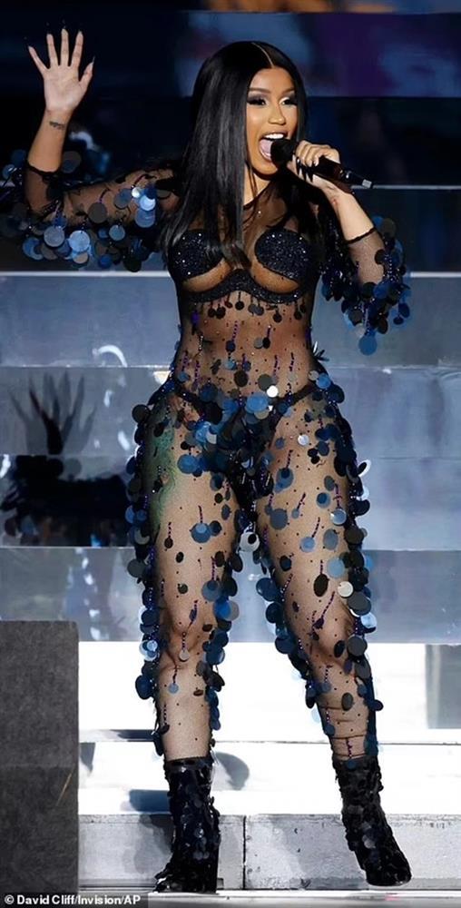 Cardi B đánh khán giả bằng micro?-2