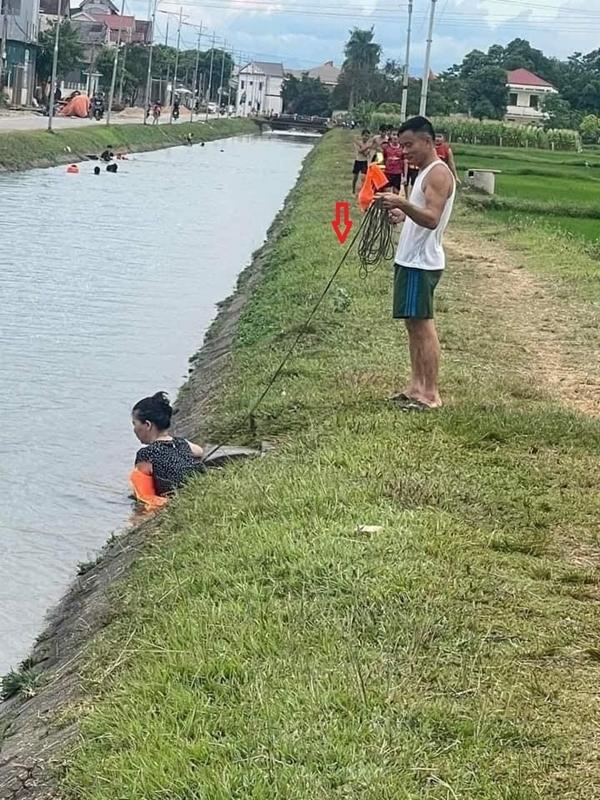 Chồng đưa vợ đi bơi buộc sợi dây dài vô tận chắc khiến dân mạng cười bò-1