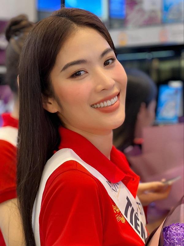 Chị gái Nam Em - Lệ Nam - từng công khai thuộc cộng đồng LGBT vào năm 2017, khi xuất hiện bên người tình đồng giới. Tuy nhiên, chuyện tình này đã đi vào ngõ cụt, kéo theo nhiều ồn ào. Thời gian qua, cô cũng thu hút sự chú ý khi xuất hiện tại Hoa hậu Hoàn vũ Việt Nam 2022, lọt top 16 chung cuộc.