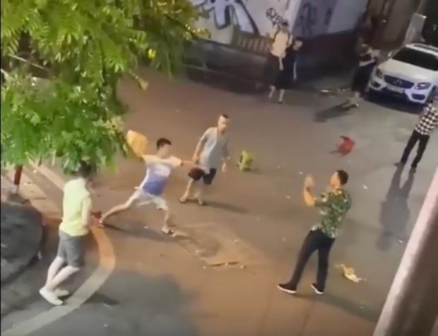 Khách Tây bị hành hung bằng chai bia, ghế nhựa ở phố cổ Hà Nội-1