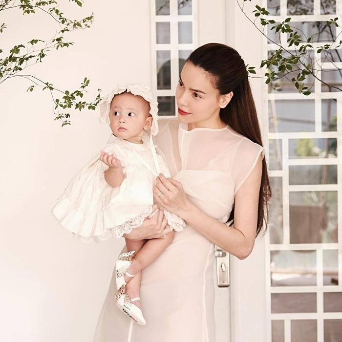 Lisa tạo dáng như hoa hậu, Hồ Ngọc Hà cũng phải trầm trồ-4