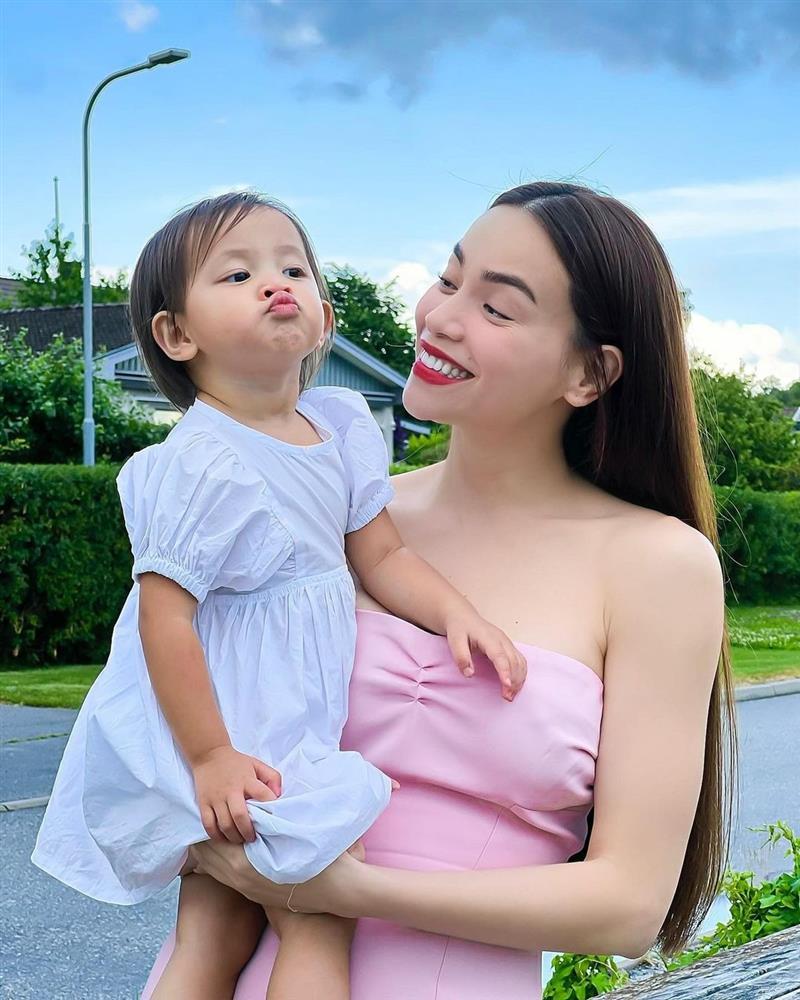 Lisa tạo dáng như hoa hậu, Hồ Ngọc Hà cũng phải trầm trồ-7