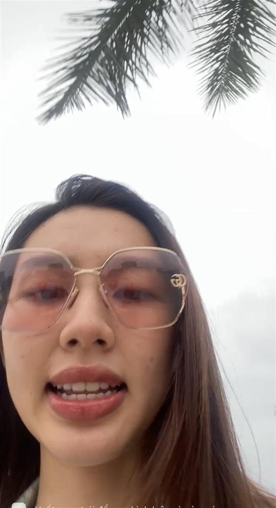 Thùy Tiên trưng mặt mụn, đi dép tổ ong 20.000 dạo phố Angola-2