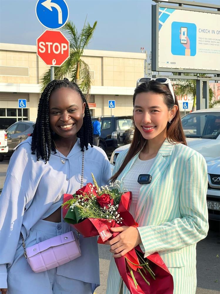 Thùy Tiên trưng mặt mụn, đi dép tổ ong 20.000 dạo phố Angola-7