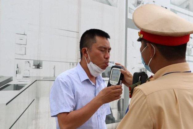 Bị yêu cầu dừng xe, nam thanh niên lao thẳng vào CSGT khiến 1 chiến sĩ nhập viện-2