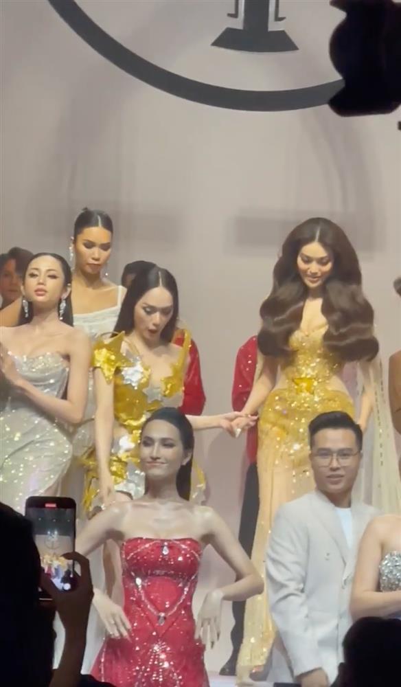 Hương Giang ghi điểm nhờ hành động tinh tế với Ngọc Trinh-3