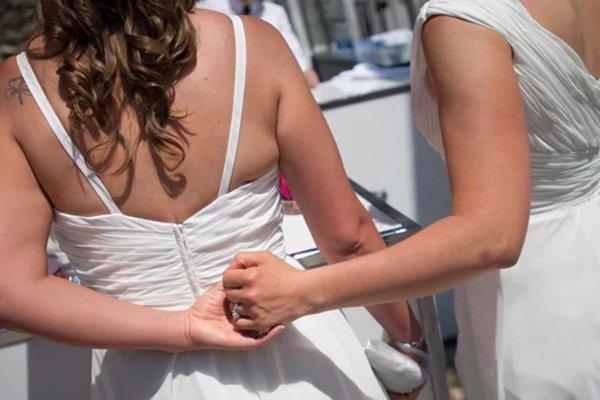 Bà mẹ gây bão mạng khi chia sẻ ảnh con trai mặc váy dự dạ hội-5