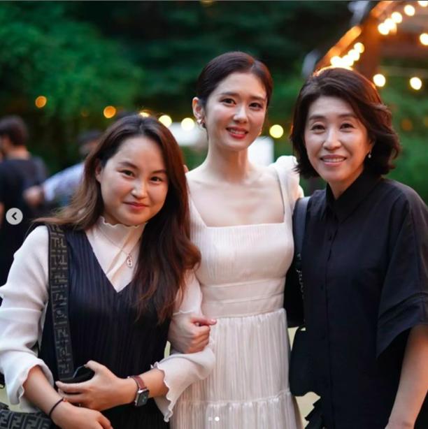 Diễn viên kỳ cựu Kim Mi Kyung chia sẻ ảnh đám cưới Jang Nara-1