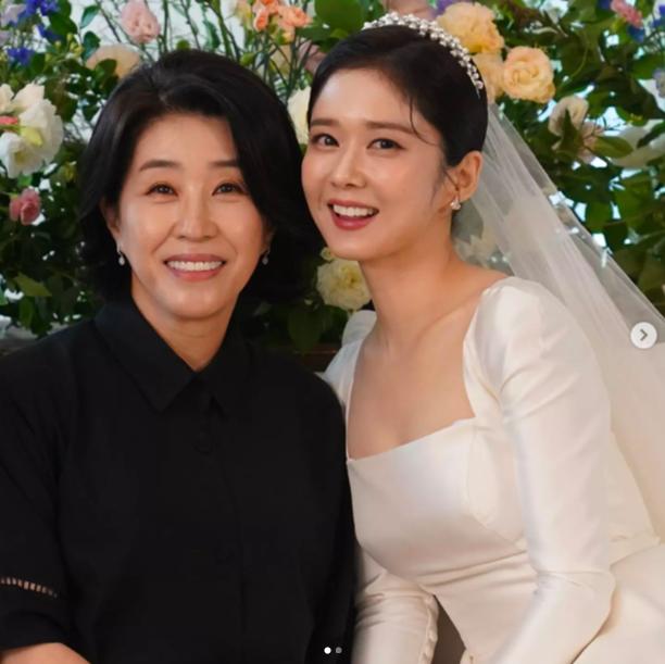 Diễn viên kỳ cựu Kim Mi Kyung chia sẻ ảnh đám cưới Jang Nara-2