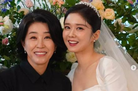 Diễn viên kỳ cựu Kim Mi Kyung chia sẻ ảnh đám cưới Jang Nara