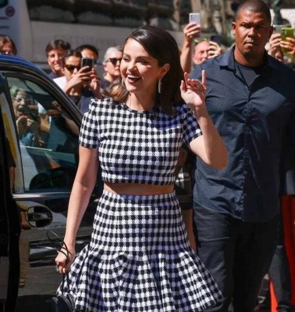 Loạt trang phục giúp Selena Gomez gây ấn tượng tại Paris-2