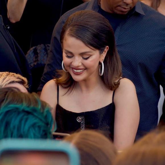 Loạt trang phục giúp Selena Gomez gây ấn tượng tại Paris-3