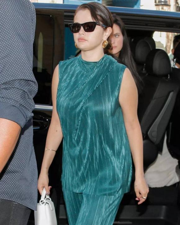 Loạt trang phục giúp Selena Gomez gây ấn tượng tại Paris-6