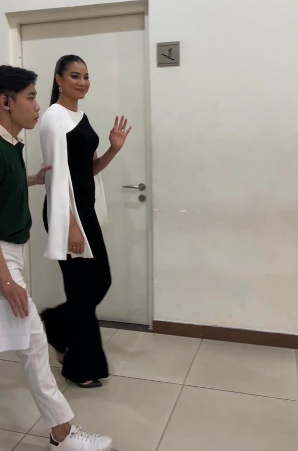 Phạm Hương lộ mặt bánh bao, bụng mỡ qua clip quay lén cam thường-7