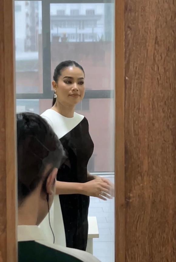 Phạm Hương lộ mặt bánh bao, bụng mỡ qua clip quay lén cam thường-8