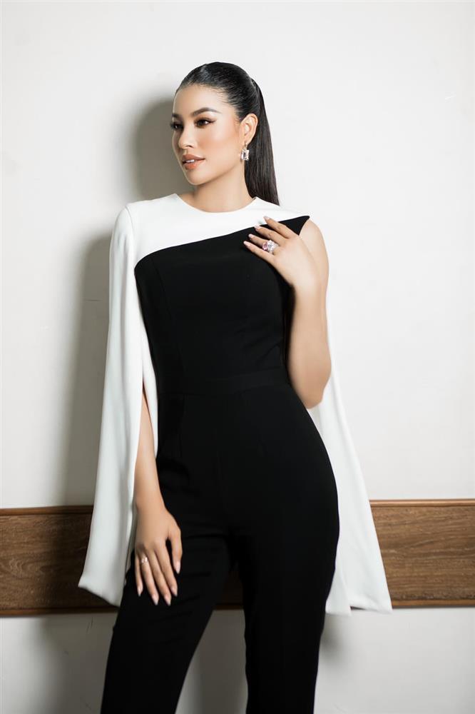 Phạm Hương lộ mặt bánh bao, bụng mỡ qua clip quay lén cam thường-3