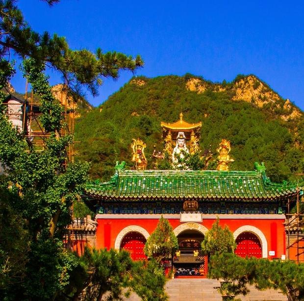 Ngôi chùa đặc biệt ở Bắc Kinh, tượng khiến du khách khiếp đảm-1