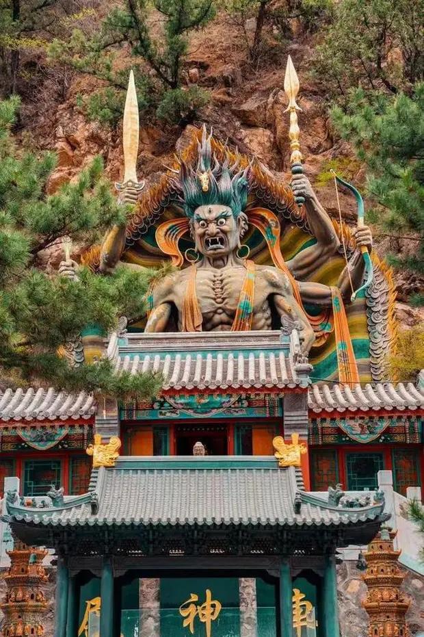 Ngôi chùa đặc biệt ở Bắc Kinh, tượng khiến du khách khiếp đảm-3