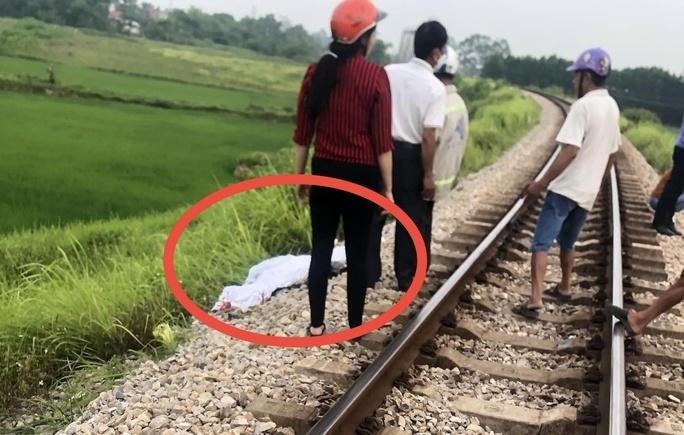 Lên đường sắt chụp ảnh, 1 nữ sinh bị tàu tông tử vong-1
