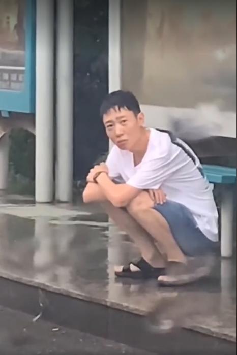 Clip: Vợ ngủ quên không đón lúc tan làm, chồng khóc ở bến xe buýt-2