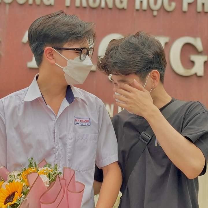 Cặp đôi LGBT gây chú ý tại kỳ thi tốt nghiệp THPT-1
