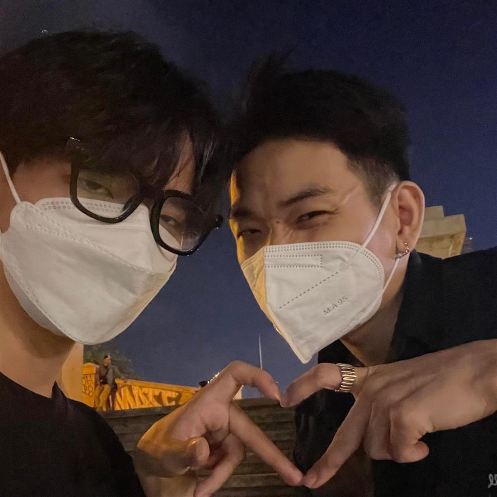 Cặp đôi LGBT gây chú ý tại kỳ thi tốt nghiệp THPT-2