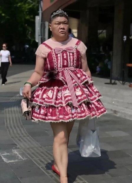 Người phụ nữ lớn tuổi mặc váy ngắn cũn sải bước trên phố-2