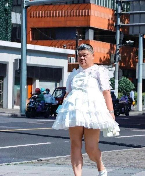 Người phụ nữ lớn tuổi mặc váy ngắn cũn sải bước trên phố-5