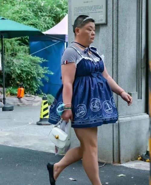 Người phụ nữ lớn tuổi mặc váy ngắn cũn sải bước trên phố-7