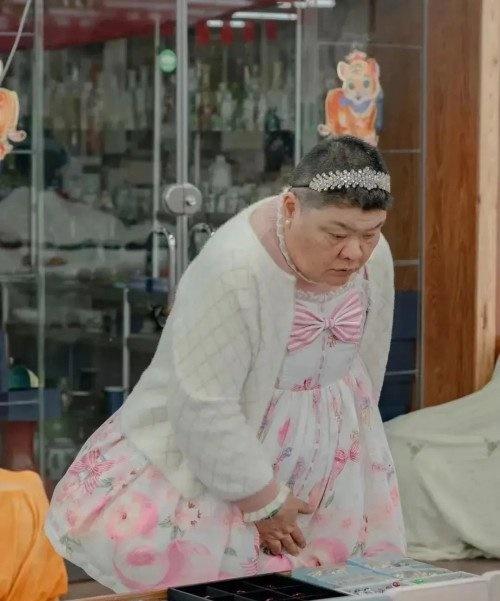 Người phụ nữ lớn tuổi mặc váy ngắn cũn sải bước trên phố-6