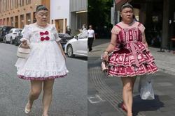 Người phụ nữ lớn tuổi mặc váy ngắn cũn sải bước trên phố