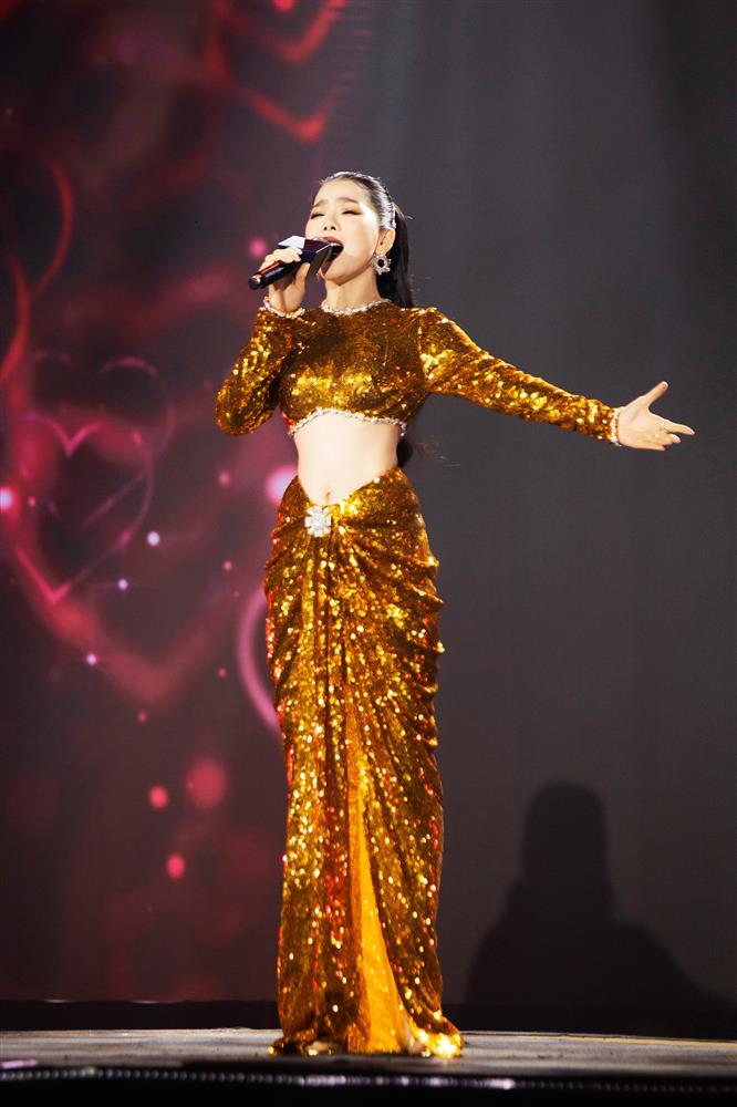 Minh Tú, Hương Giang đọ sắc bất phân thắng bại trong cùng khung hình-7