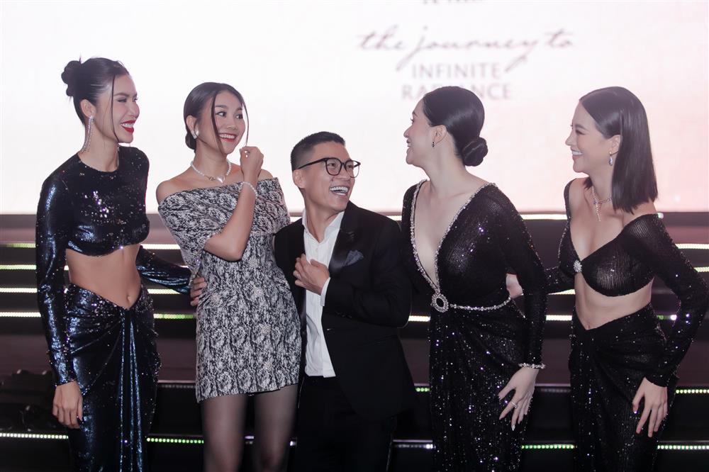 Minh Tú, Hương Giang đọ sắc bất phân thắng bại trong cùng khung hình-6