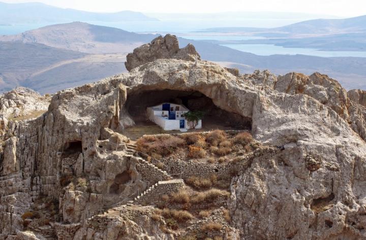 Độc đáo nhà thờ lộ thiên nằm bên trong miệng hang động kỳ vĩ-1