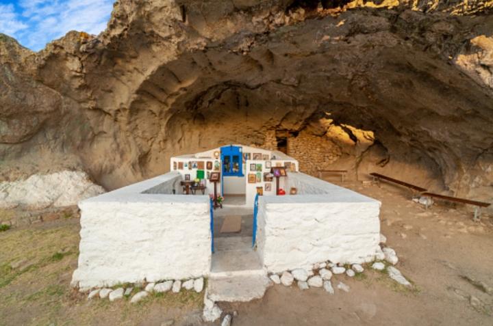 Độc đáo nhà thờ lộ thiên nằm bên trong miệng hang động kỳ vĩ-2
