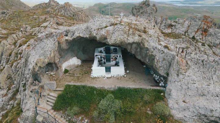 Độc đáo nhà thờ lộ thiên nằm bên trong miệng hang động kỳ vĩ-4
