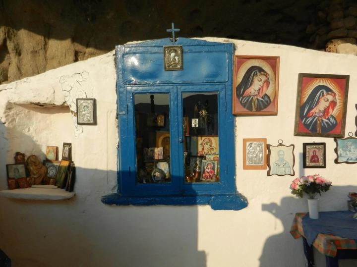 Độc đáo nhà thờ lộ thiên nằm bên trong miệng hang động kỳ vĩ-5