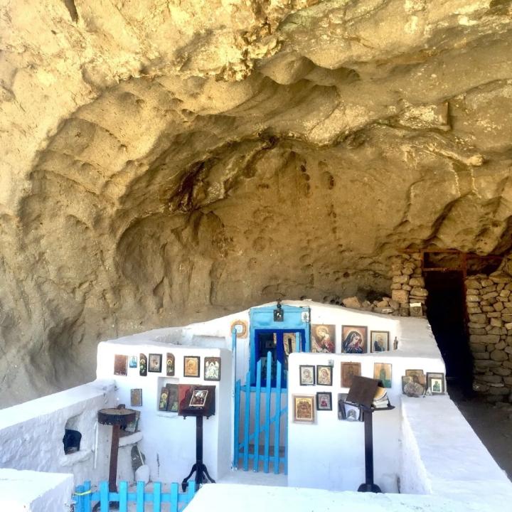 Độc đáo nhà thờ lộ thiên nằm bên trong miệng hang động kỳ vĩ-6