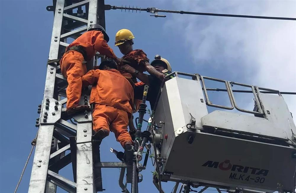 Nam công nhân bị điện giật treo lơ lửng trên cột điện-1