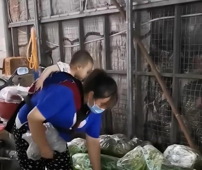 Người phụ nữ ôm con đi nhặt rau thối bên đường sống qua ngày, lý do phía sau gây xót xa-2