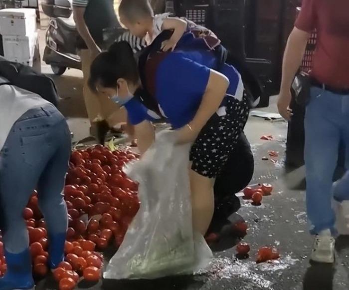 Người phụ nữ ôm con đi nhặt rau thối bên đường sống qua ngày, lý do phía sau gây xót xa-3