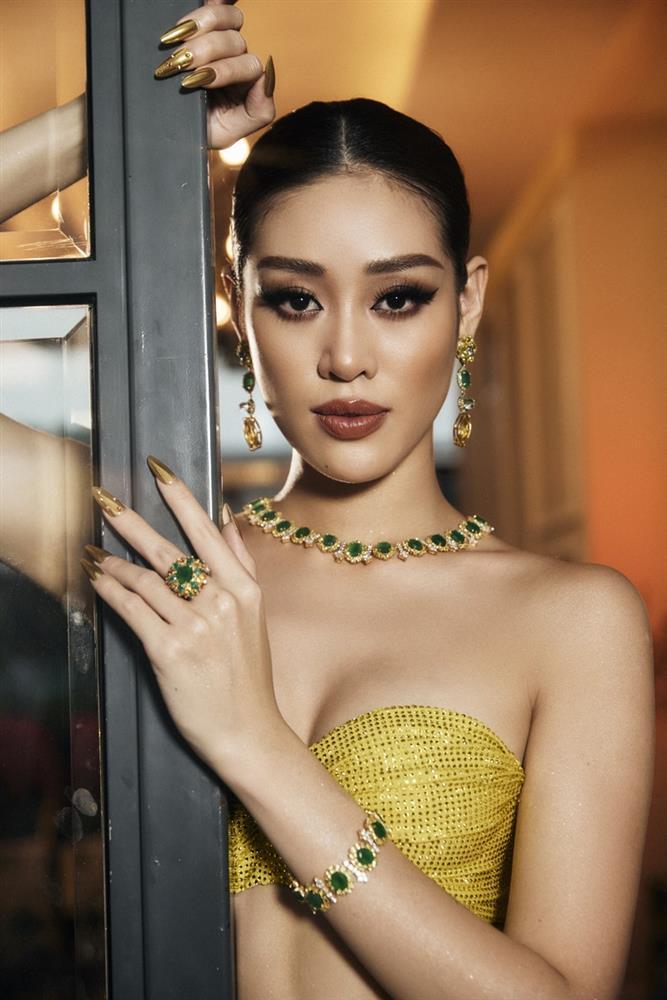 Khánh Vân mặc cắt xẻ, body ra sao so với lúc thi hoa hậu?-4