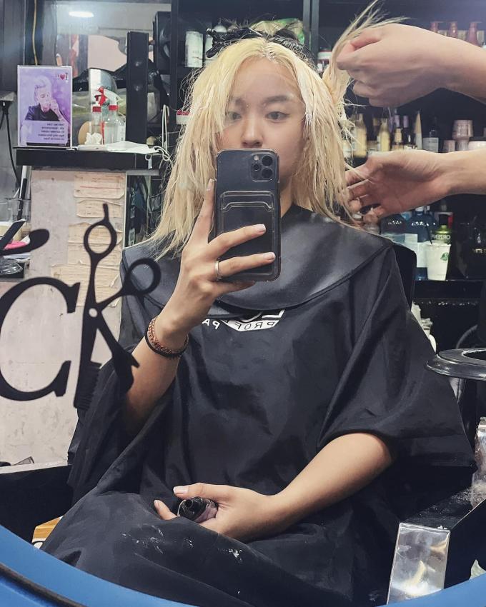 Hot girl đời đầu Mi Vân ngồi 9 tiếng làm kiểu tóc hot trend-1