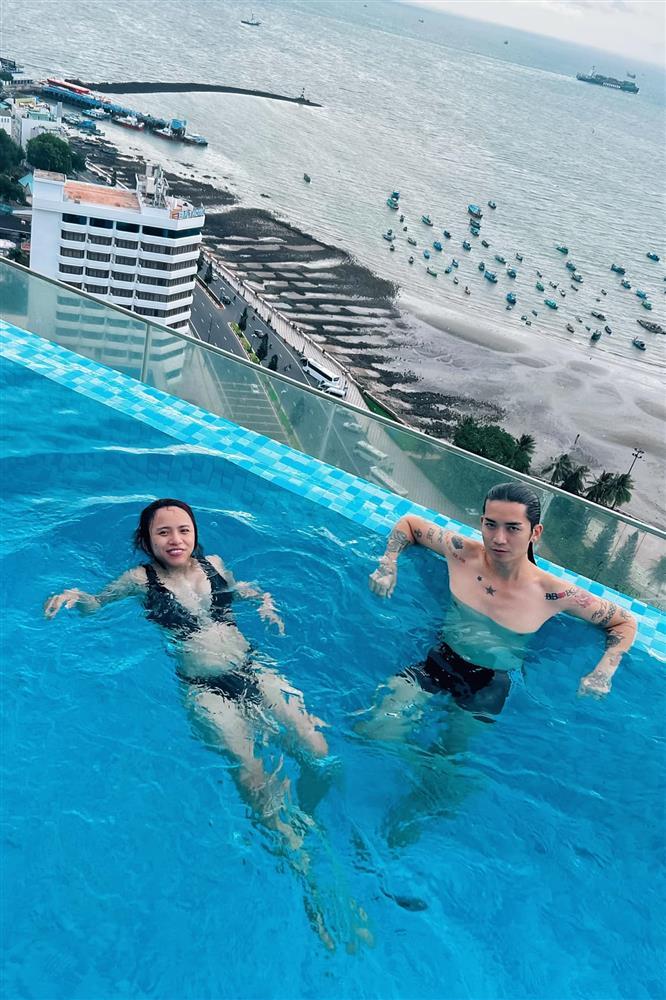 Đi bơi với BB Trần, nữ diễn viên Vbiz lộ bụng to đùng nghi mang bầu-1