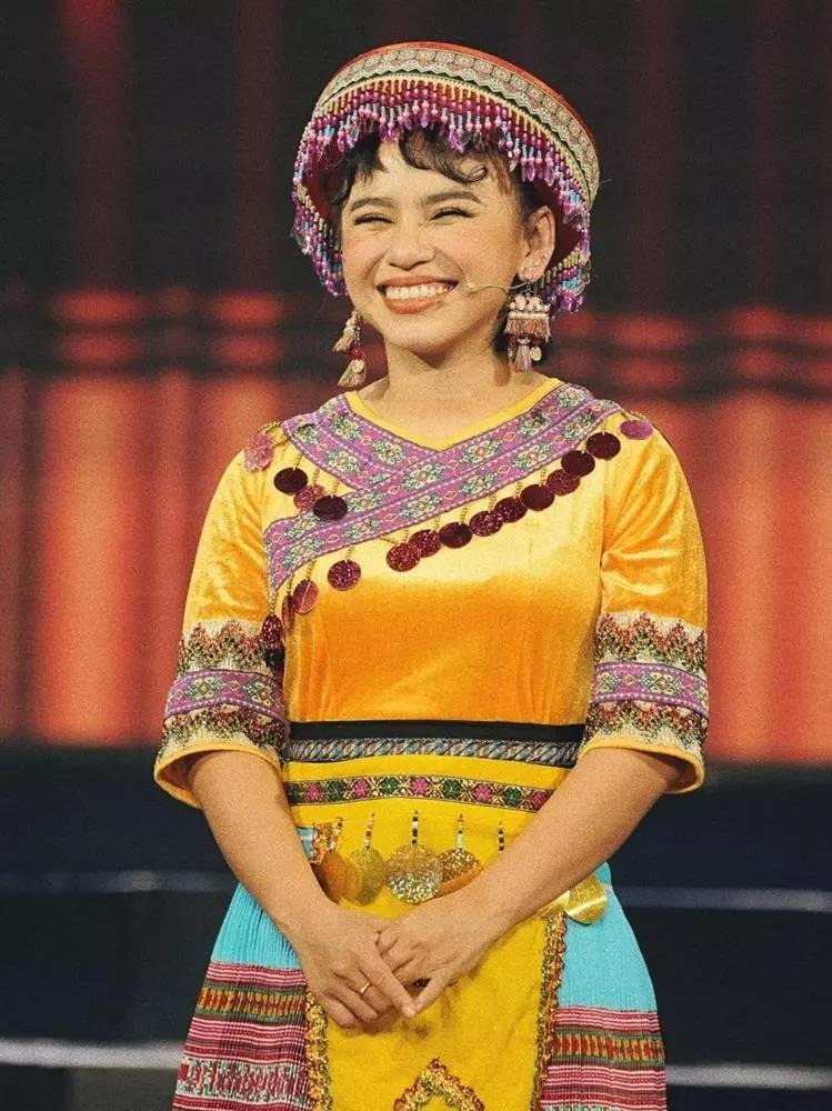 Đi bơi với BB Trần, nữ diễn viên Vbiz lộ bụng to đùng nghi mang bầu-12