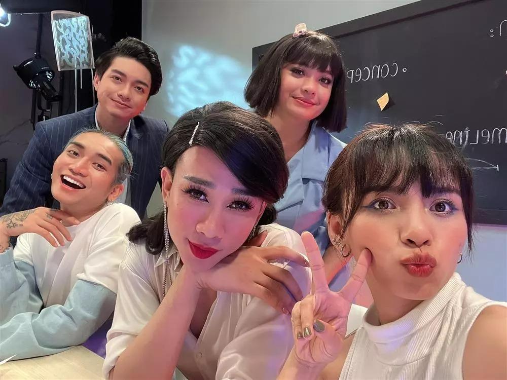 Đi bơi với BB Trần, nữ diễn viên Vbiz lộ bụng to đùng nghi mang bầu-13