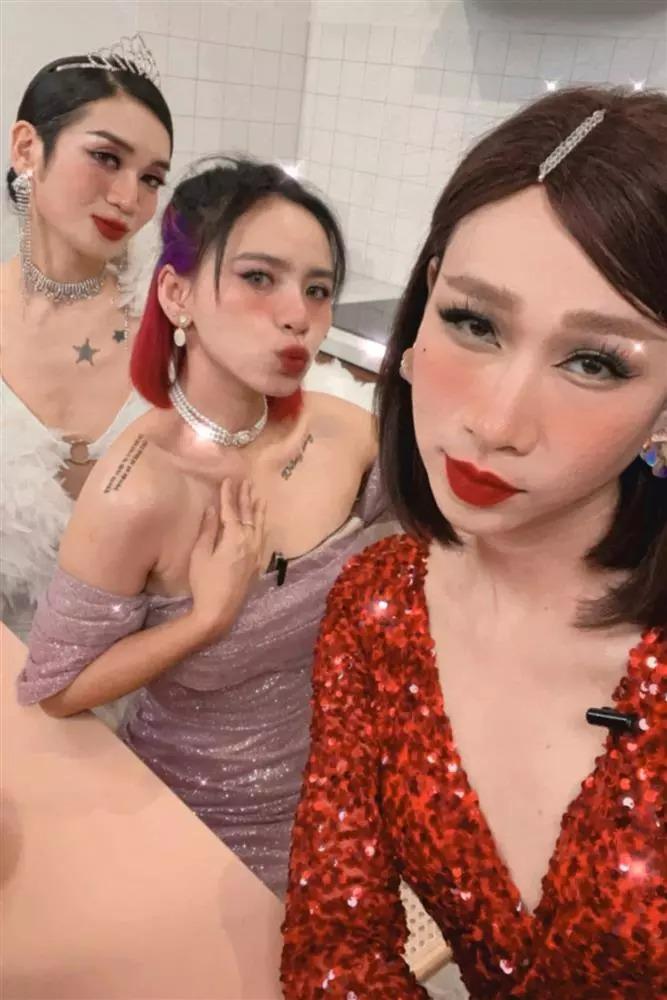 Đi bơi với BB Trần, nữ diễn viên Vbiz lộ bụng to đùng nghi mang bầu-14