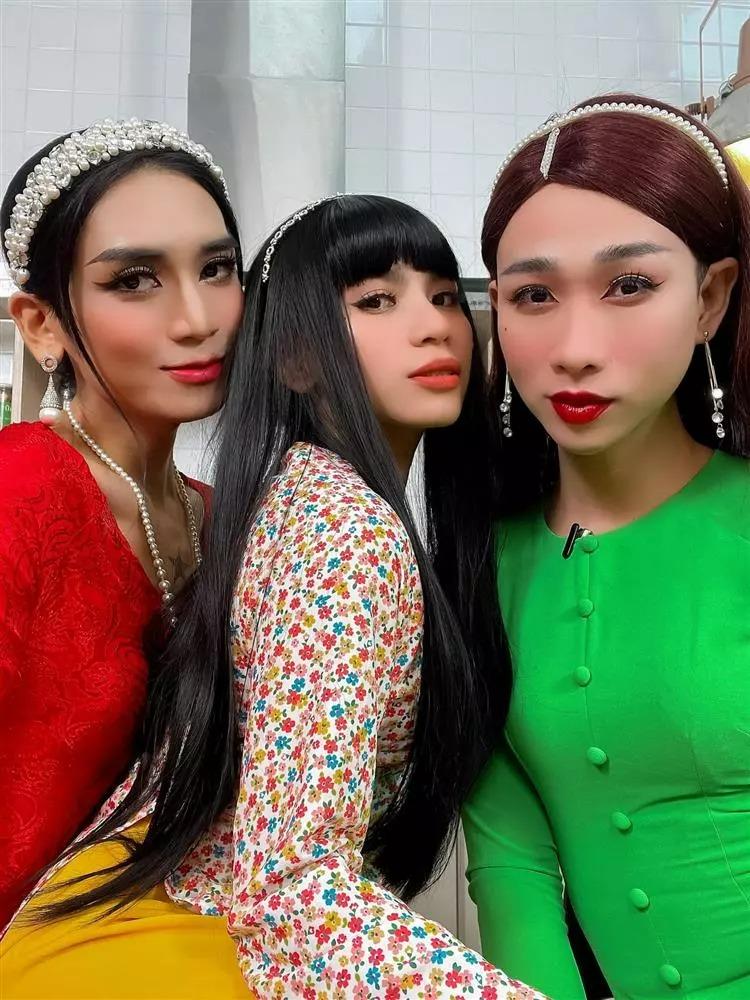 Đi bơi với BB Trần, nữ diễn viên Vbiz lộ bụng to đùng nghi mang bầu-16