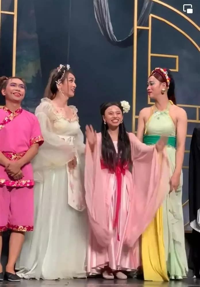 Đi bơi với BB Trần, nữ diễn viên Vbiz lộ bụng to đùng nghi mang bầu-15